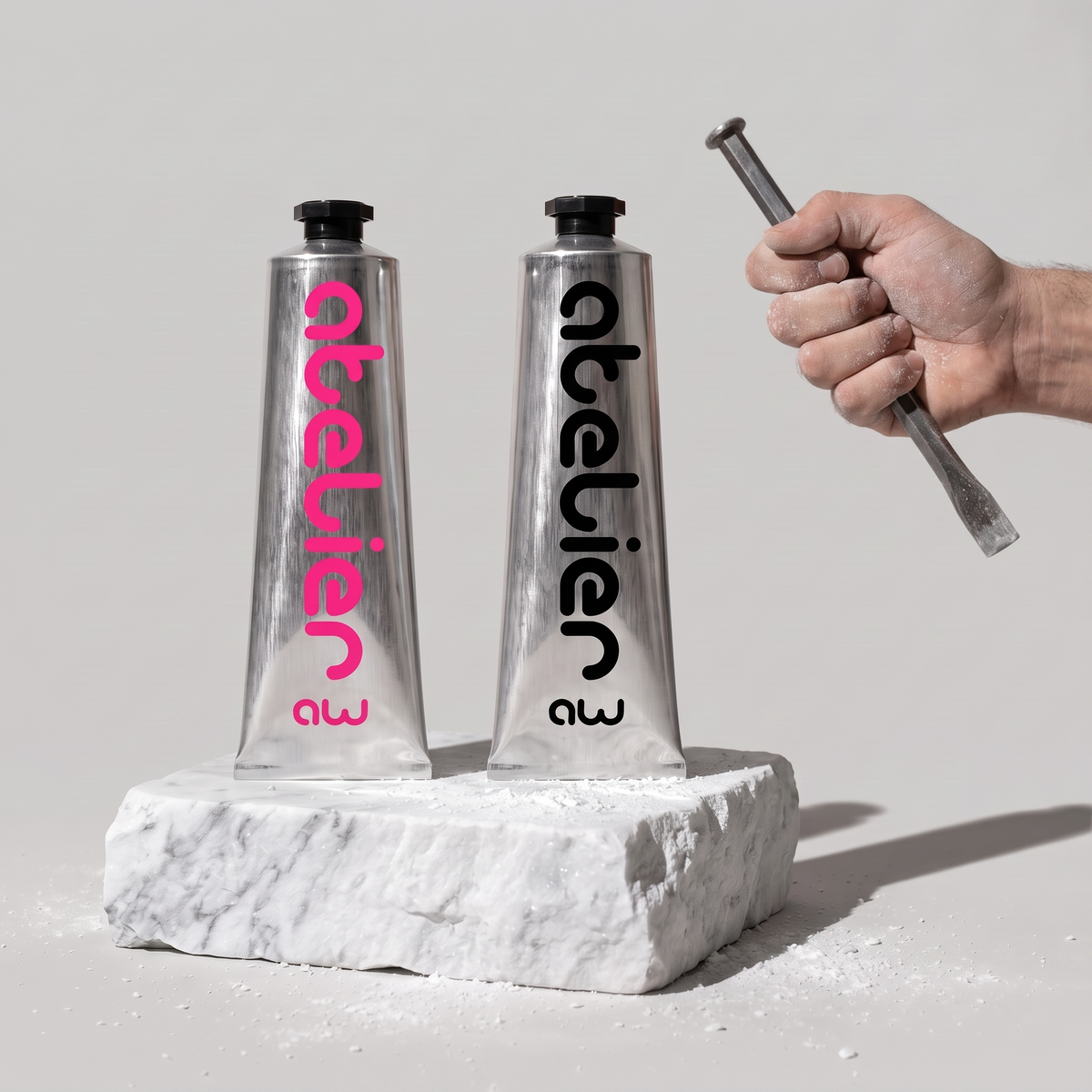 Tubes Gel Atelier debout sur un bloc de marbre blanc, main de sculpteur avec un ciseau